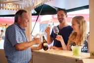 Personen, die Wein trinken