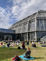 Yoga für Artenvielfalt - der Botanische Garten Berlin bietet am Internationalen Tag der biologischen Vielfalt ein Programm der besonderen Art