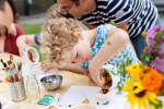 Kind und Erwachsener beim Färberpflanzen-Workshop