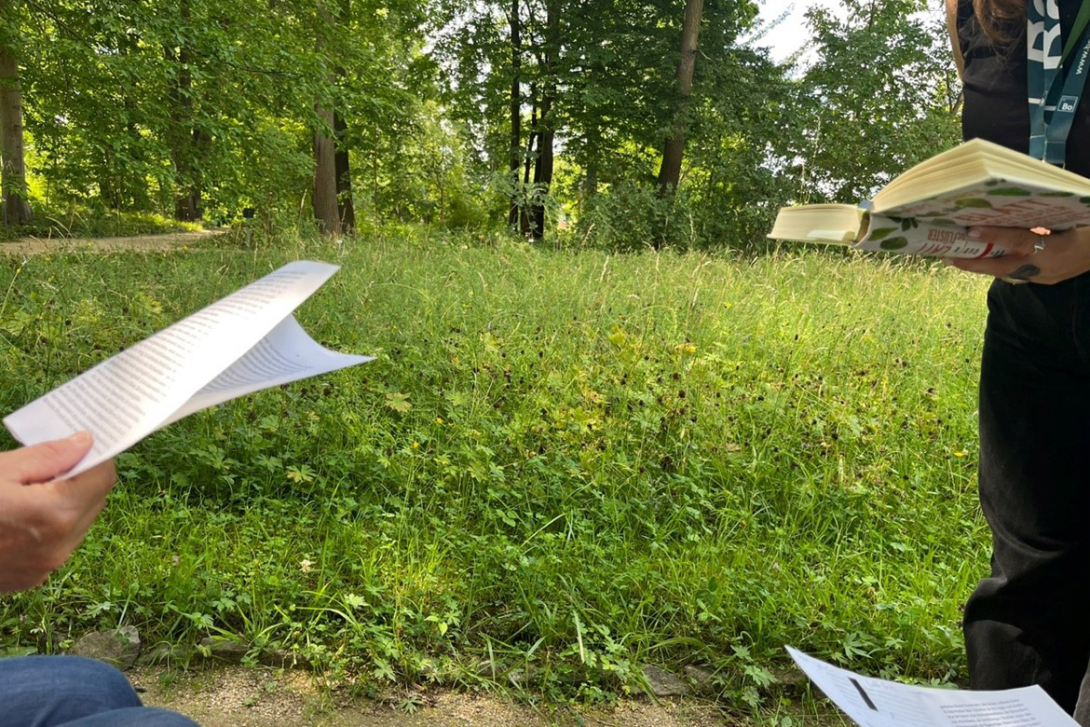 <p>Lesen im Garten</p>